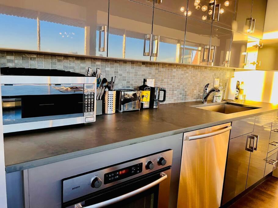 Sunny Penthouse On 17Th Ave, 1 Bedroom, 1 Loft Bed With Ladder, 1 Sofa Bed, Sleeps 6, Downtown YYC Exteriér fotografie